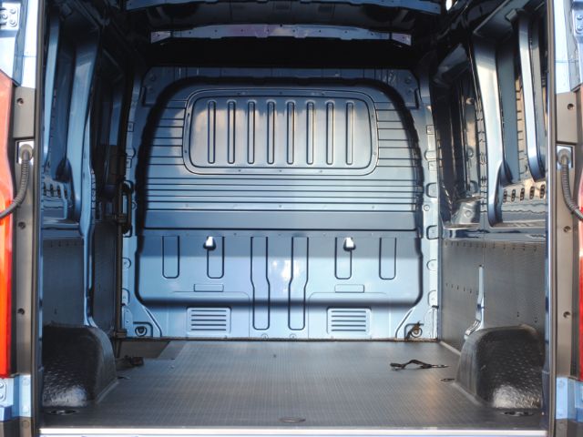 Maxus Deliver 9 Cargo interior