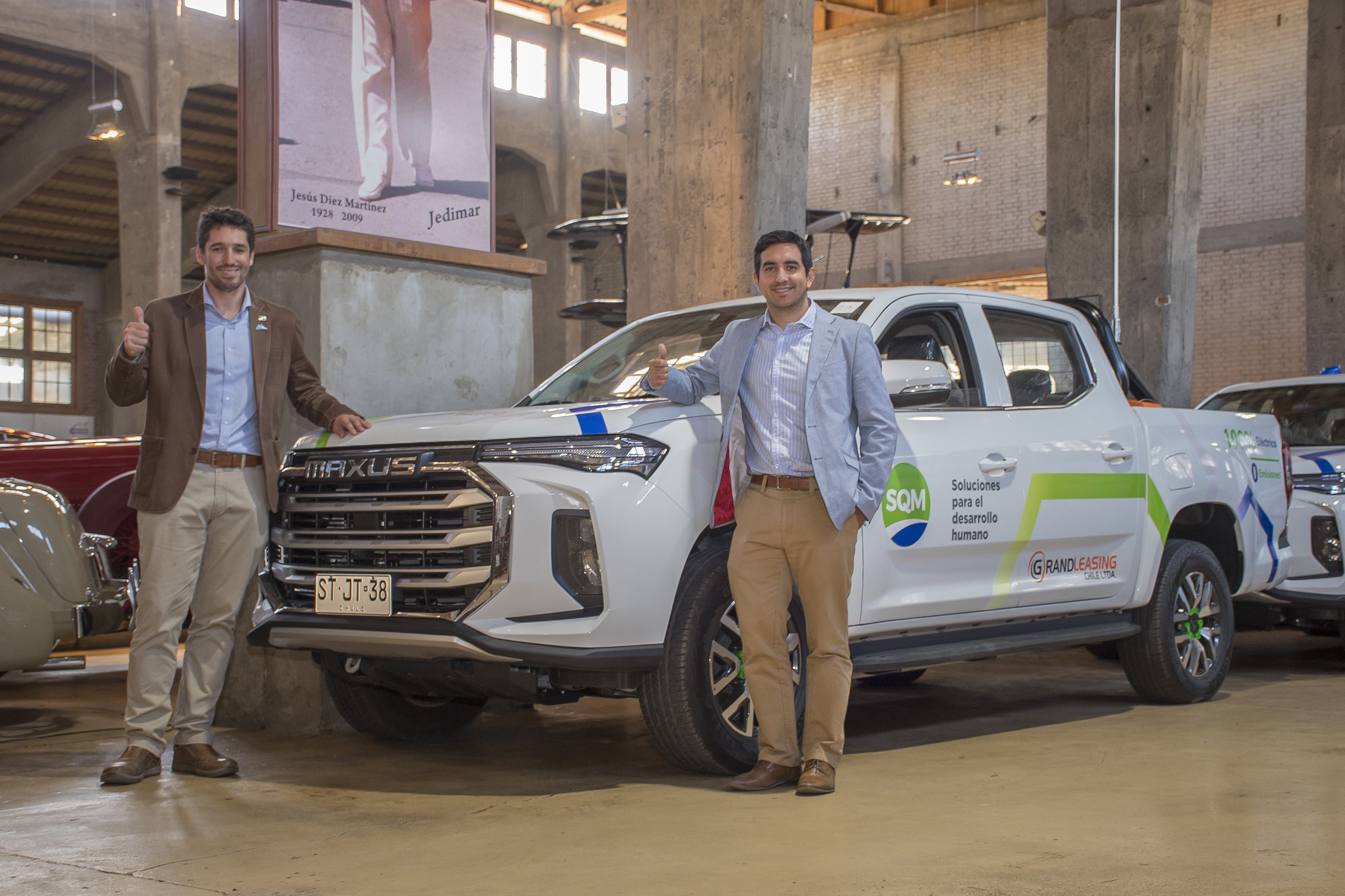Maxus estrena su primera flota de camionetas T90 EV junto a GrandLeasing y SQM